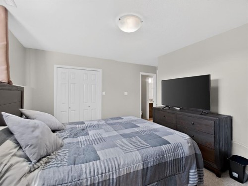 711 Sunset Place, Coaldale, AB - Indoor Photo Showing Bedroom