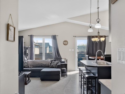 711 Sunset Place, Coaldale, AB - Indoor Photo Showing Other Room