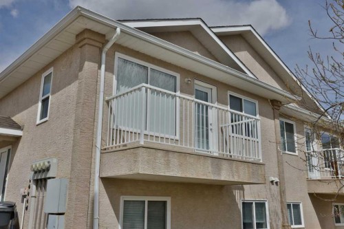 47 Highlands Place West, Lethbridge, AB - Outdoor With Exterior