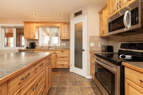 910 Centennial Avenue, Nobleford, AB - Indoor Photo Showing Kitchen