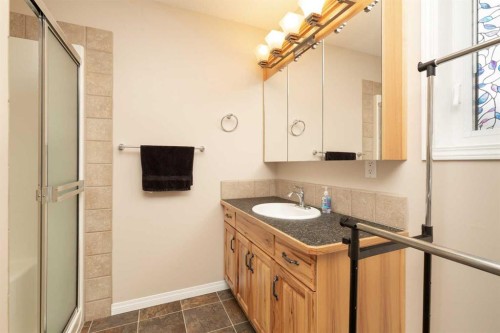 910 Centennial Avenue, Nobleford, AB - Indoor Photo Showing Bathroom