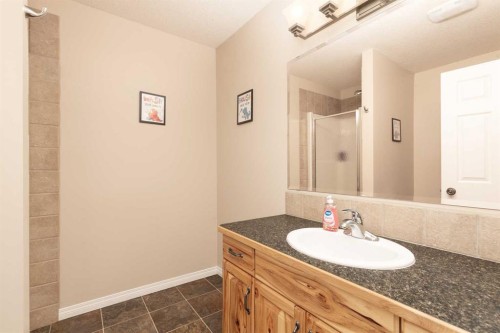 910 Centennial Avenue, Nobleford, AB - Indoor Photo Showing Bathroom