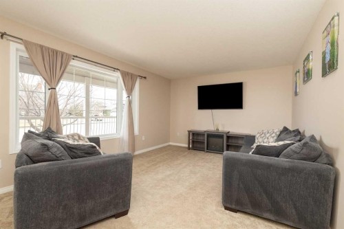 910 Centennial Avenue, Nobleford, AB - Indoor Photo Showing Living Room