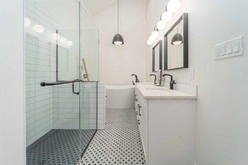8938 24 Avenue, Coleman, AB - Indoor Photo Showing Bathroom