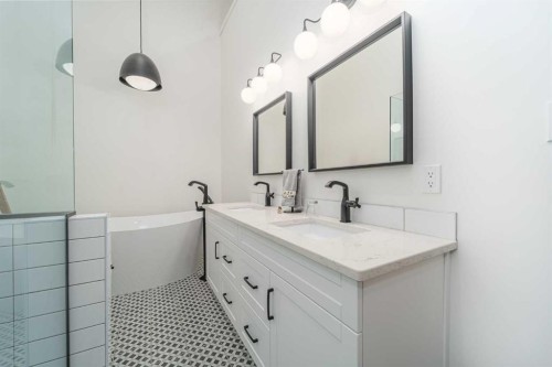 8938 24 Avenue, Coleman, AB - Indoor Photo Showing Bathroom