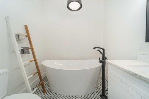8938 24 Avenue, Coleman, AB - Indoor Photo Showing Bathroom