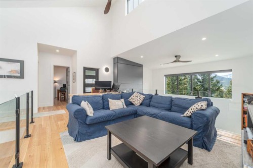 8938 24 Avenue, Coleman, AB - Indoor Photo Showing Living Room