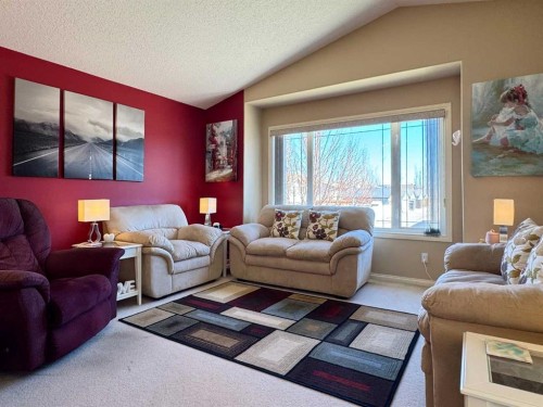 344 Lynx Crescent North, Lethbridge, AB - Indoor Photo Showing Living Room