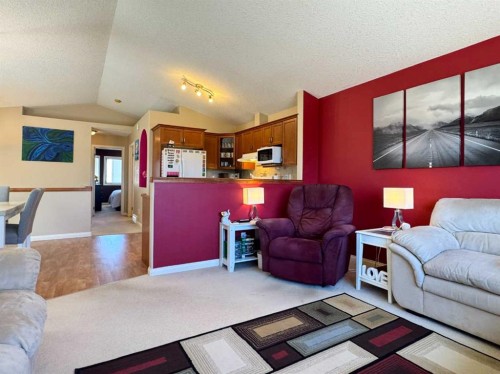 344 Lynx Crescent North, Lethbridge, AB - Indoor Photo Showing Living Room