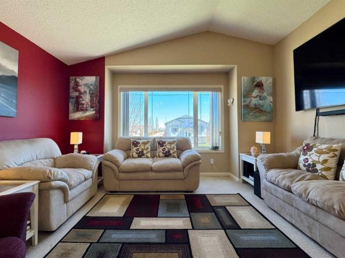 344 Lynx Crescent North, Lethbridge, AB - Indoor Photo Showing Living Room