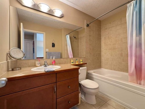 344 Lynx Crescent North, Lethbridge, AB - Indoor Photo Showing Bathroom