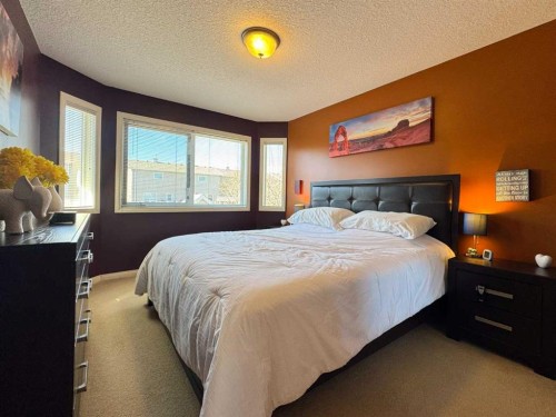 344 Lynx Crescent North, Lethbridge, AB - Indoor Photo Showing Bedroom