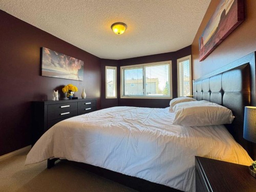 344 Lynx Crescent North, Lethbridge, AB - Indoor Photo Showing Bedroom