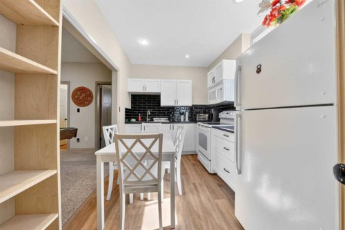 4709 7 Street, Coalhurst, AB - Indoor Photo Showing Kitchen