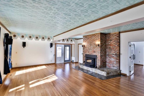318 Mcmaster Boulevard West, Lethbridge, AB - Indoor Photo Showing Living Room With Fireplace