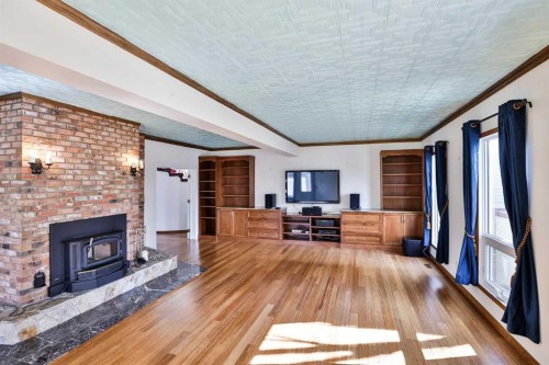 318 Mcmaster Boulevard West, Lethbridge, AB - Indoor Photo Showing Living Room With Fireplace