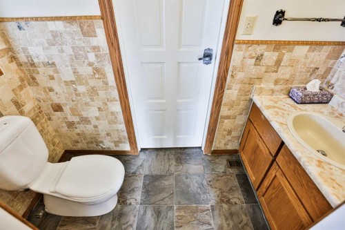 318 Mcmaster Boulevard West, Lethbridge, AB - Indoor Photo Showing Bathroom