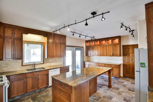 318 Mcmaster Boulevard West, Lethbridge, AB - Indoor Photo Showing Kitchen With Double Sink