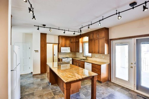 318 Mcmaster Boulevard West, Lethbridge, AB - Indoor Photo Showing Kitchen