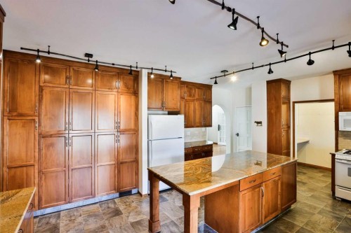318 Mcmaster Boulevard West, Lethbridge, AB - Indoor Photo Showing Kitchen