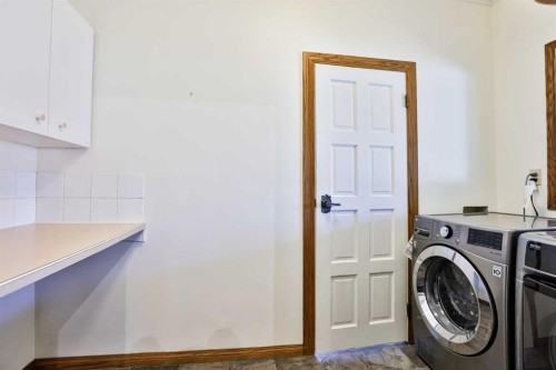 318 Mcmaster Boulevard West, Lethbridge, AB - Indoor Photo Showing Laundry Room