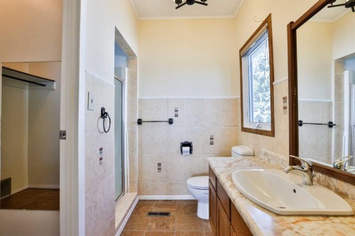 318 Mcmaster Boulevard West, Lethbridge, AB - Indoor Photo Showing Bathroom