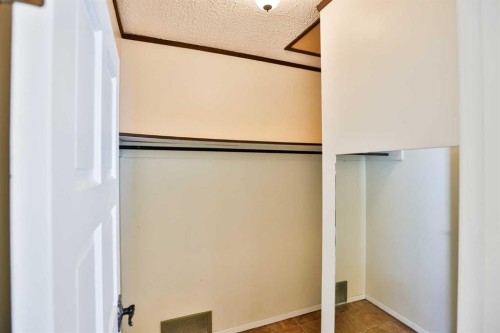 318 Mcmaster Boulevard West, Lethbridge, AB - Indoor