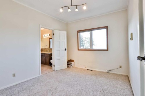 318 Mcmaster Boulevard West, Lethbridge, AB - Indoor Photo Showing Other Room