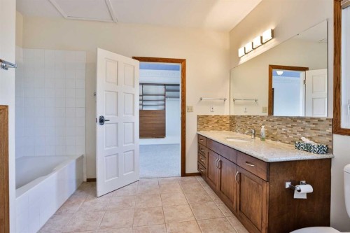 318 Mcmaster Boulevard West, Lethbridge, AB - Indoor Photo Showing Bathroom
