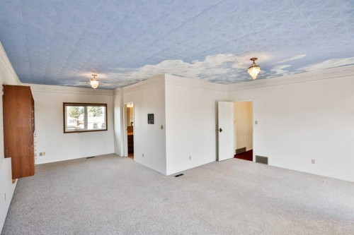 318 Mcmaster Boulevard West, Lethbridge, AB - Indoor Photo Showing Other Room