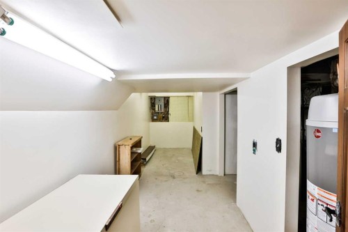 318 Mcmaster Boulevard West, Lethbridge, AB - Indoor Photo Showing Other Room