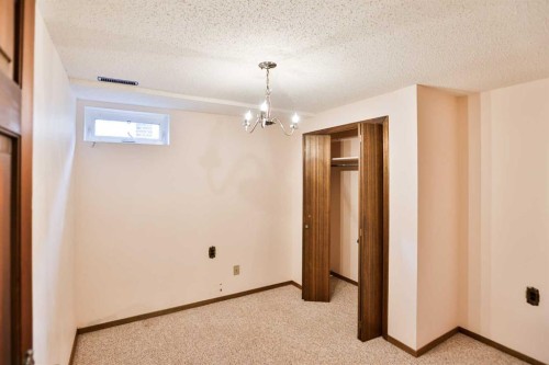 318 Mcmaster Boulevard West, Lethbridge, AB - Indoor Photo Showing Other Room