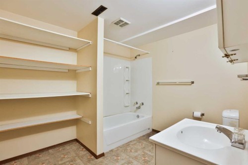 318 Mcmaster Boulevard West, Lethbridge, AB - Indoor Photo Showing Bathroom