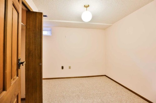 318 Mcmaster Boulevard West, Lethbridge, AB - Indoor Photo Showing Other Room