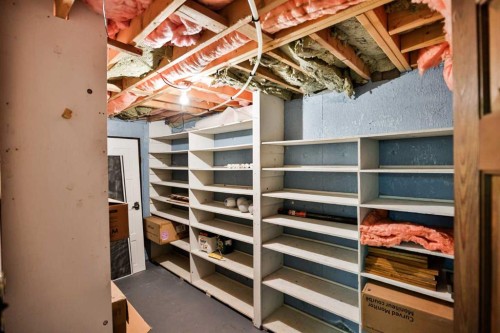 318 Mcmaster Boulevard West, Lethbridge, AB - Indoor