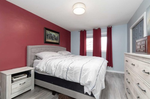 53 St James Crescent North, Lethbridge, AB - Indoor Photo Showing Bedroom