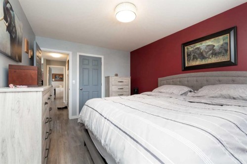 53 St James Crescent North, Lethbridge, AB - Indoor Photo Showing Bedroom