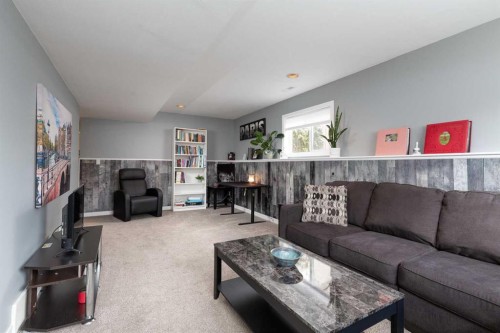 53 St James Crescent North, Lethbridge, AB - Indoor Photo Showing Living Room