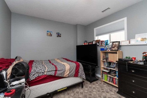 53 St James Crescent North, Lethbridge, AB - Indoor Photo Showing Bedroom