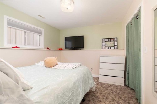 53 St James Crescent North, Lethbridge, AB - Indoor Photo Showing Bedroom