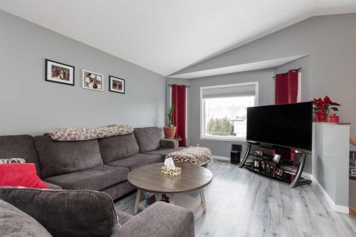 53 St James Crescent North, Lethbridge, AB - Indoor Photo Showing Living Room