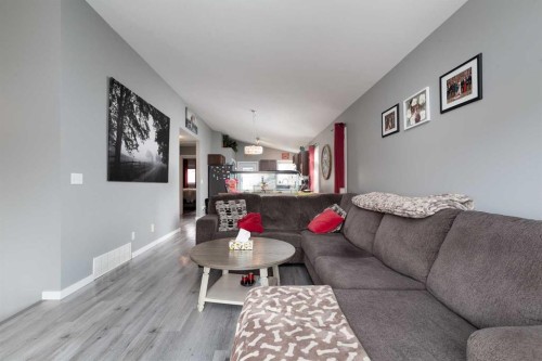 53 St James Crescent North, Lethbridge, AB - Indoor Photo Showing Living Room