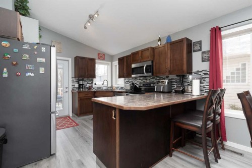 53 St James Crescent North, Lethbridge, AB - Indoor Photo Showing Kitchen