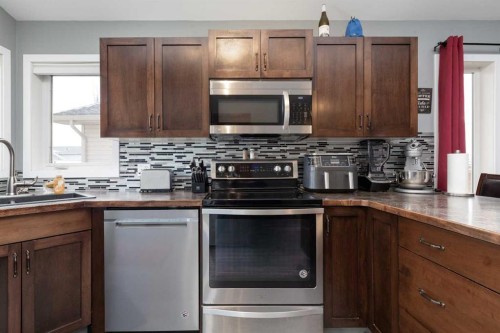 53 St James Crescent North, Lethbridge, AB - Indoor Photo Showing Kitchen