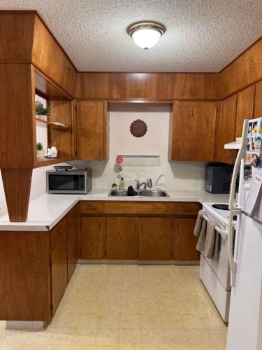 146 Mcgill Boulevard West, Lethbridge, AB 