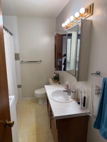 146 Mcgill Boulevard West, Lethbridge, AB 