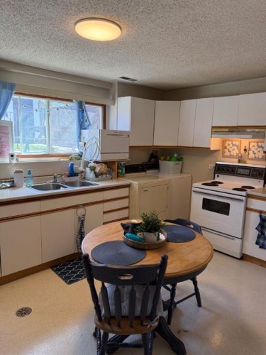 146 Mcgill Boulevard West, Lethbridge, AB 