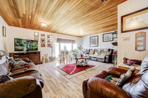 379N 300 E, Raymond, AB - Indoor Photo Showing Living Room