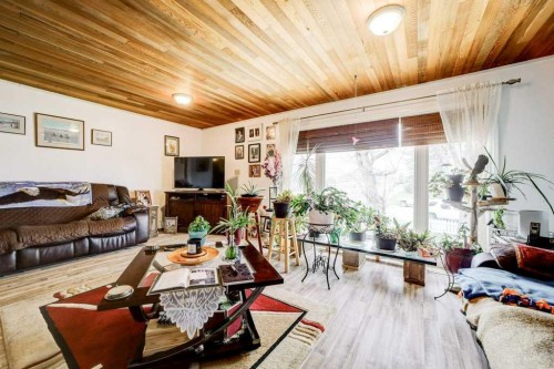 379N 300 E, Raymond, AB - Indoor Photo Showing Living Room