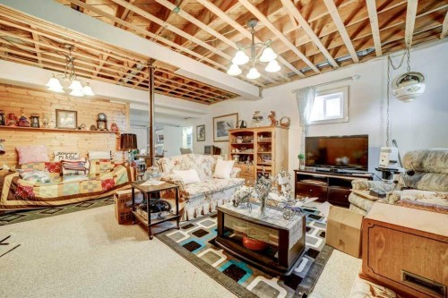 379N 300 E, Raymond, AB - Indoor Photo Showing Living Room